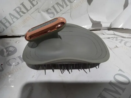 BOXED MANTA PULSE FLEXIBLE HAIRBRUSH