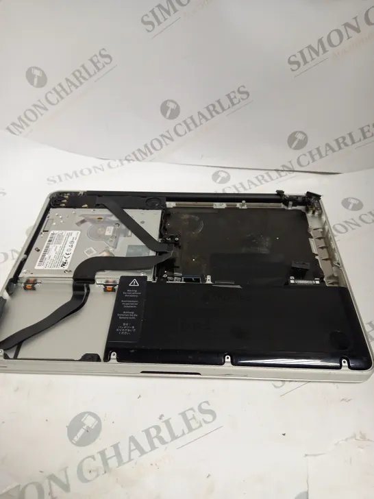 BOX OF APPROX 20 INDIVIDUAL MAC BOOK SPARE PARTS TO INCLUDE THE BASE, KEYBOARD AND SCREEN.  