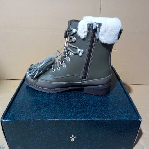 BOXED PAUR OF EMU OKAB FAUX LEATHER BOOTS IN DARK OLIVE UK SIZE 5