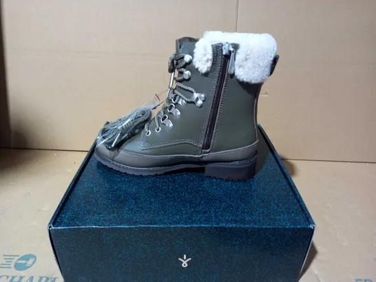 BOXED PAUR OF EMU OKAB FAUX LEATHER BOOTS IN DARK OLIVE UK SIZE 5