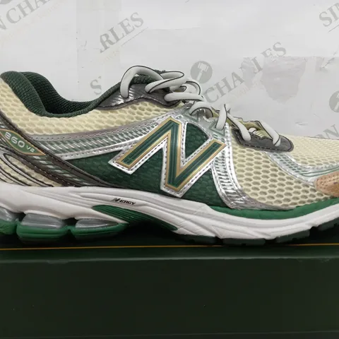BOXED PAIR OF NEW BALANCE 860V2 TRAINERS IN GREEN & CREAM - UK 9