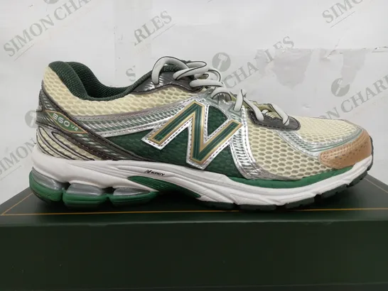 BOXED PAIR OF NEW BALANCE 860V2 TRAINERS IN GREEN & CREAM - UK 9