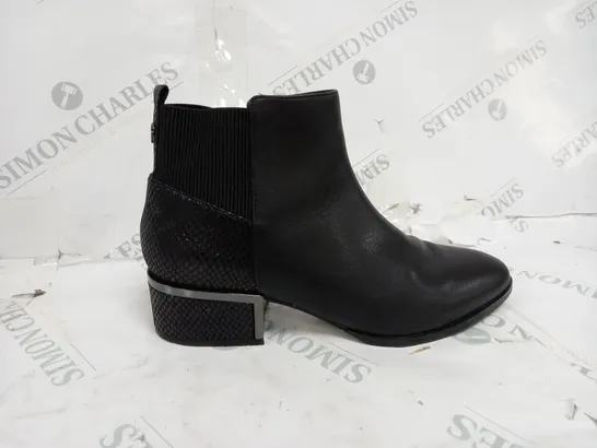 PAIR OF MODA IN PELLE LILITH ANKLE BOOTS BLACK LEATHER SIZE 7