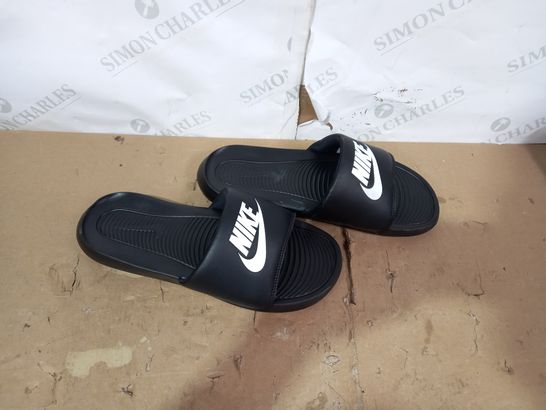 PAIR OF NIKE BLACK/WHITE SLIDERS SIZE 9