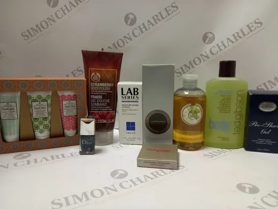 BOX OF APPROX 10 ASSORTED BEAUTY PRODUCTS TO INCLUDE THE BODY SHOP BODY POLISH, THE BODY SHOP SHOWER GEL, TED GIBSON BODY SHAMPOO, ETC 