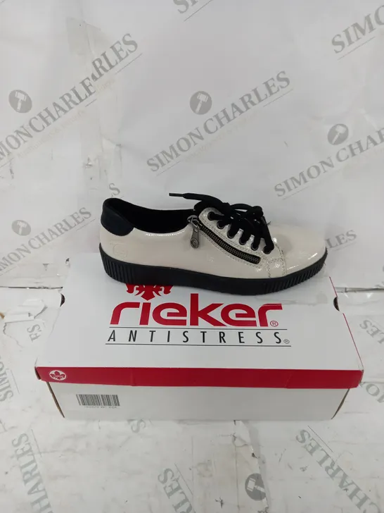 BOXED PAIR OF RIEKER SIDE ZIP CREAM BLOCK TRAINERS SIZE 6.5