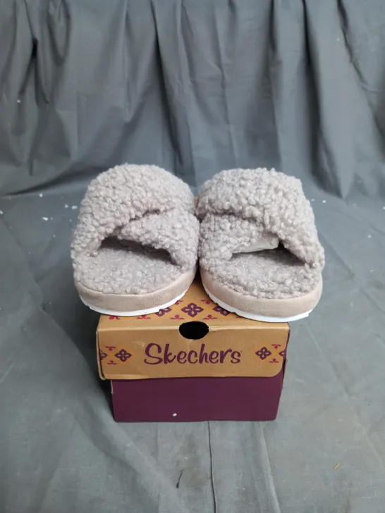 SKECHERS COZY SLIPPERS TUAPE SIZE 6