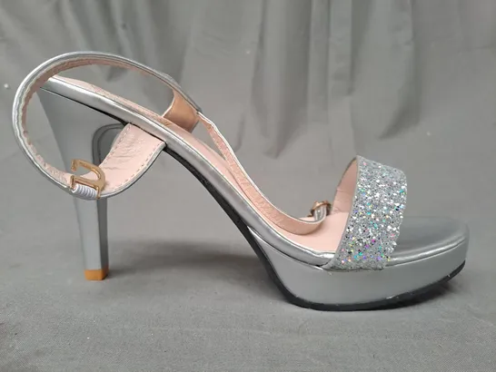 BOXED PAIR OF DESIGNER OPEN TOE HIGH HEEL SANDALS IN METALLIC SILVER W. GLITTER EFFECT EU SIZE 40