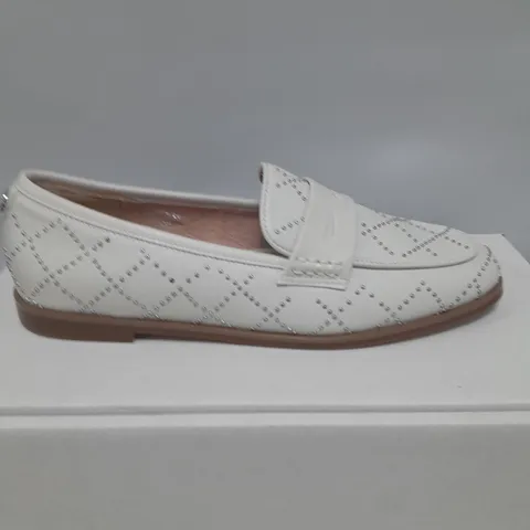BOXED MODA IN PELLE STUD LOAFERS IN CREAME SIZE 6 