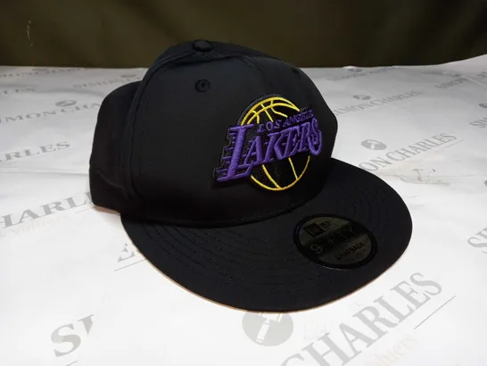 LA LAKERS EMBROIDED LOGO HAT