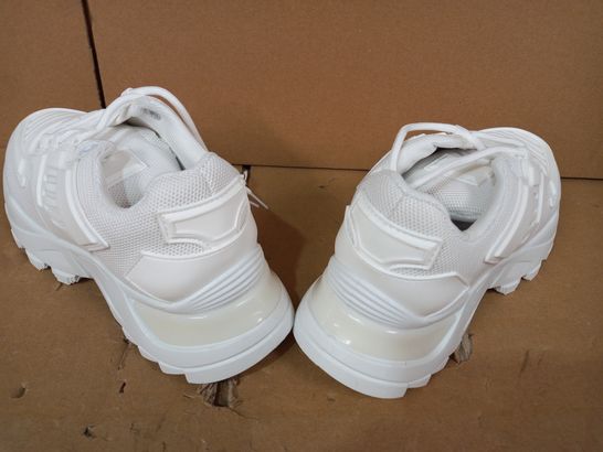 BOXED PAIR OF DESIGNER SHOES IN WHITE EU SIZE 36