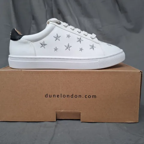BOXED PAIR OF DUNE LONDON 081 ECLIPTIC SHOES IN WHITE/BLACK W. SILVER STAR PATTERN UK SIZE 5