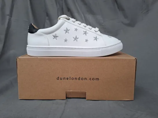 BOXED PAIR OF DUNE LONDON 081 ECLIPTIC SHOES IN WHITE/BLACK W. SILVER STAR PATTERN UK SIZE 5