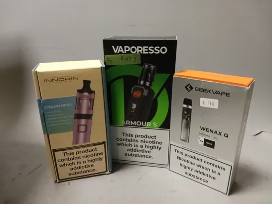 APPROXIMATELY 20 VAPES & E-CIGARETTES TO INCLUDE VAPORESSO ARMOUR S, GEEKVAPE QPOD WENAX Q, INNOKIN ENDURA APEX, ETC