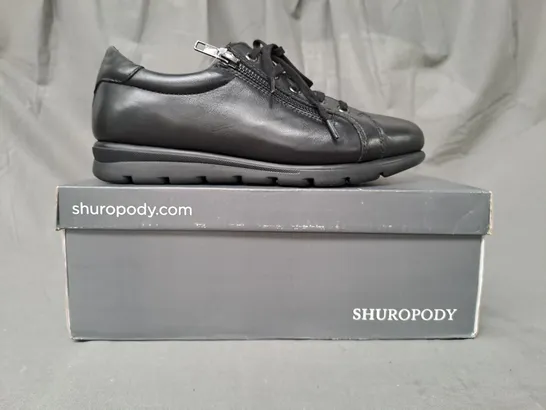 BOXED PAIR OF SHUROPODY VERY SHOES IN BLACK UK SIZE 5