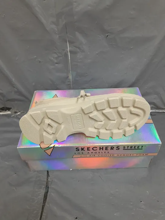 BOXED PAIR OF SKECHERS STREET MEMORY FOAM TRAINERS IN OFF WHITE SIZE 6