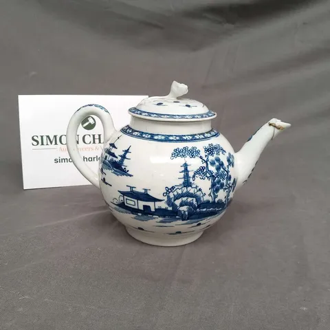 18TH CENTURY WORCESTER PORCELAIN TEAPOT AND COVER IN THE BLUE AND WHITE DECORATION OF THE CANNONBALL PATTERN (RIVET REPAIR TO SPOUT)