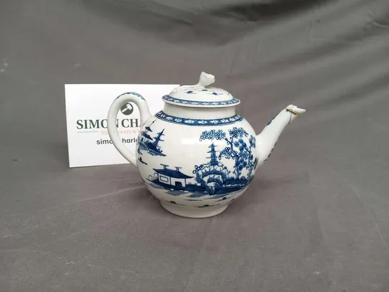 18TH CENTURY WORCESTER PORCELAIN TEAPOT AND COVER IN THE BLUE AND WHITE DECORATION OF THE CANNONBALL PATTERN (RIVET REPAIR TO SPOUT)