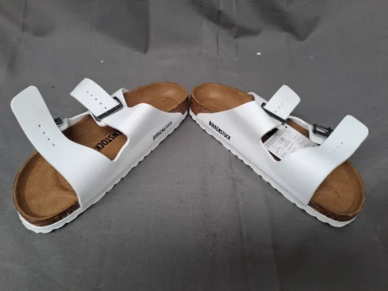 BOXED PAIR OF BIRKENSTOCK ARIZONA BS OPEN TOE SANDALS IN WHITE UK SIZE 5.5