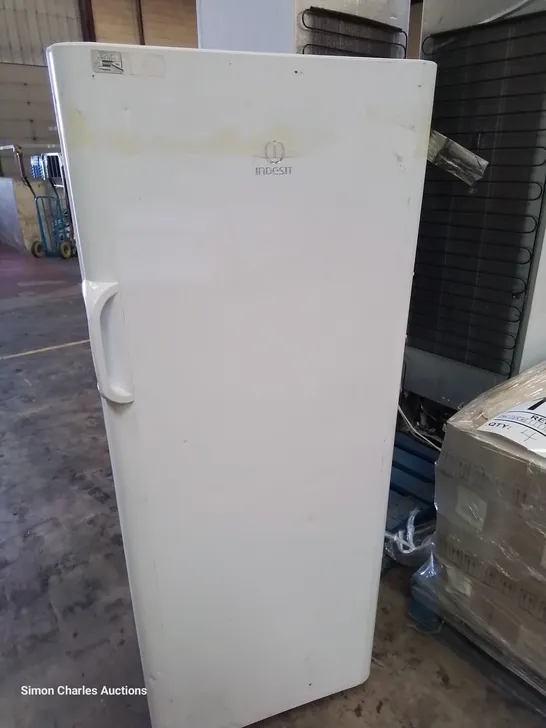 INDESIT TALL FRIDGE WHITE